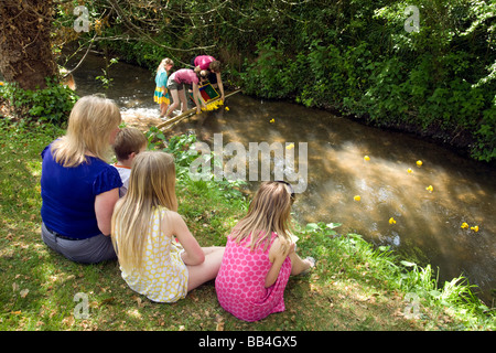 Les gens qui suivent une course de canards en plastique de bienfaisance à Wallingford, Oxfordshire, UK Banque D'Images