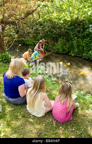 Les gens qui suivent une course de canards en plastique de bienfaisance à Wallingford, Oxfordshire, UK Banque D'Images