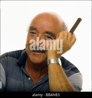 PORTRAIT D'HOMME AVEC UN CIGARE Banque D'Images