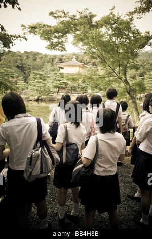 Les écolières regardent le temple du Pavillon d'or à Kyoto, au Japon (image tonifiée) Banque D'Images