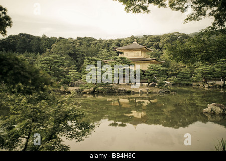 Le pavillon d'Or Temple de Kyoto, Japon (tonique de droit) Banque D'Images