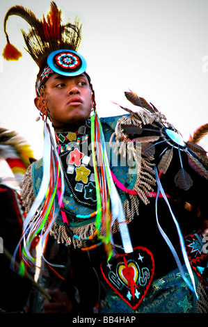 Un Native American man participe à une danse à un powow dans Mesa Verde, Arizona. Banque D'Images