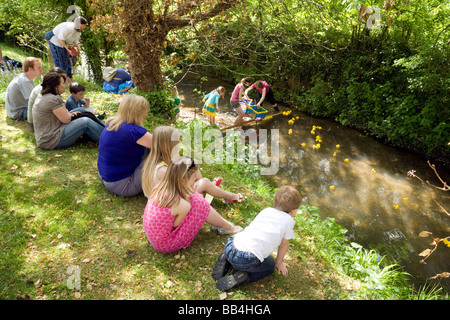 Les gens qui suivent une course de canards en plastique de bienfaisance à Wallingford, Oxfordshire, UK Banque D'Images