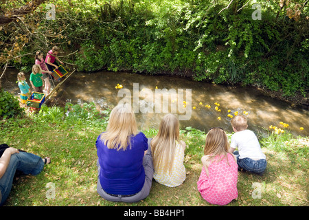 Les gens qui suivent une course de canards en plastique de bienfaisance à Wallingford, Oxfordshire, UK Banque D'Images