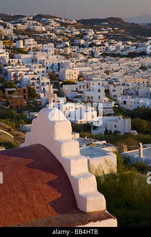 La Grèce et l'île grecque de Mykonos et la ville portuaire de Hora et petite chapelle au toit rouge avec vue sur la ville Banque D'Images