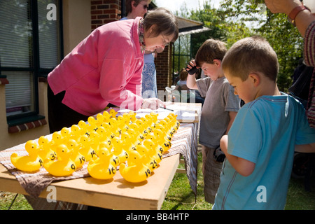 Les enfants voir les participants à une course de canards en plastique de bienfaisance à Wallingford, Oxfordshire, UK Banque D'Images