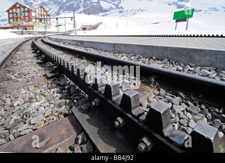 Close-up d'un train à crémaillère, permettant aux trains de montagne d'opérer dans de fortes pentes. Photo prise près de Grindelwald, Suisse. Banque D'Images