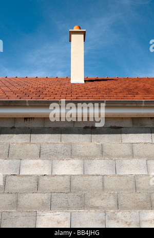 Mur de blocs Breeze & tuiles - nouveau lotissement, Indre-et-Loire, France. Banque D'Images