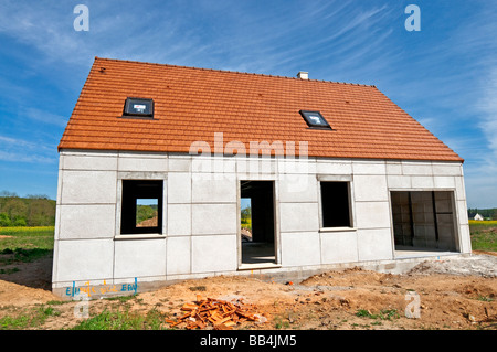 Petite maison modulaire préfabriqué sur nouveau lotissement, Indre-et-Loire, France. Banque D'Images