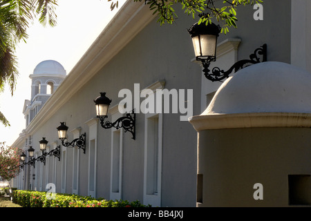 La Princesa bâtiment avec des lampes de style ancien vieux San Juan Puerto Rico Banque D'Images