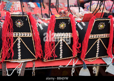 La vue arrière de la coiffe Akha tribal ethnique dans les marchés marche de Chiang Mai Banque D'Images