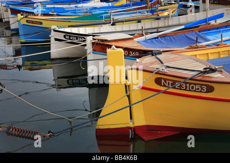 Bateaux colorés dans le port de Nice sur la Côte d'Azur en France Banque D'Images