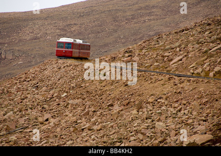 Colorado, Colorado Springs. Pikes Peak Cog Railway. Vues ci-dessus de la ligne des arbres. Parution de la propriété. Banque D'Images