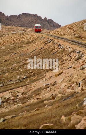 Colorado, Colorado Springs. Pikes Peak Cog Railway. Vues ci-dessus de la ligne des arbres. Parution de la propriété. Banque D'Images