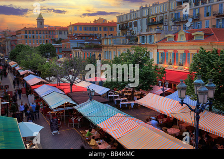 Marché aux fleurs dans la 'vieille ville' (vieille ville) de Nice, en France sur la côte d'Azur Banque D'Images