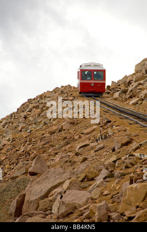 Colorado, Colorado Springs. Pikes Peak Cog Railway. Vues ci-dessus de la ligne des arbres. Parution de la propriété. Banque D'Images