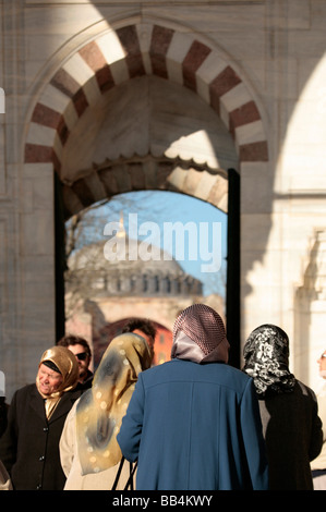 Adorateurs de quitter la mosquée bleue à Istanbul Turquie Banque D'Images