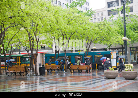 Seattle, WA, Westlake Center, en attendant le bus, une journée pluvieuse Seattle Banque D'Images