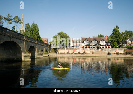 Un canoë passe sous le pont, en face de la pub d'un hangar à bateaux, la Tamise, Wallingford, Oxfordshire, UK Banque D'Images