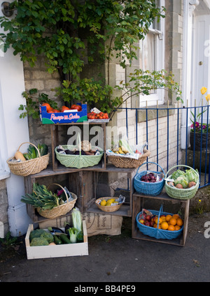 Des légumes bio en vente à l'extérieur d'un village shop France. Banque D'Images