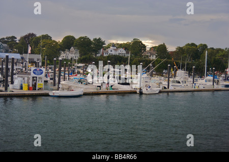 Amérique du Nord, USA, Utah, Noank. Bateaux sur la Mystic River au chantier naval de Noank, maisons en arrière-plan Banque D'Images