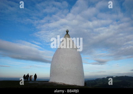 Ciel dramatique au-dessus de Nancy White, un monument près de Macclesfield, avec un groupe de personnes qui se tiennent à proximité Banque D'Images