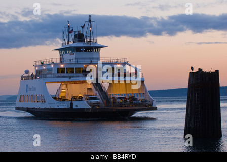 États-unis, WA, Whidbey Island. Port Townsend/Keystone Steilacoom ferry II arrive au crépuscule. Banque D'Images