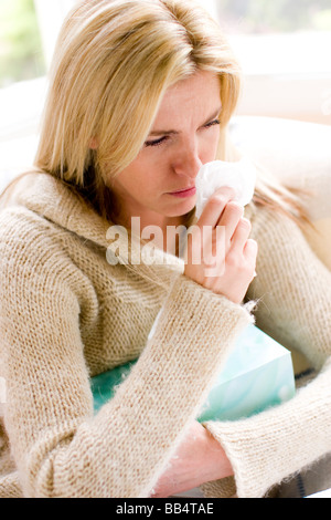 Fille avec nez de soufflage froid Banque D'Images