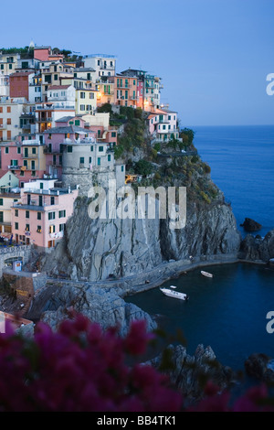 L'Europe, l'Italie, les Cinque Terre, Manarola. Crépuscule sur une côte de la ville. Banque D'Images