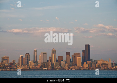 Seattle Waterfront skyline et vue de West Seattle dans la baie Elliott. Banque D'Images