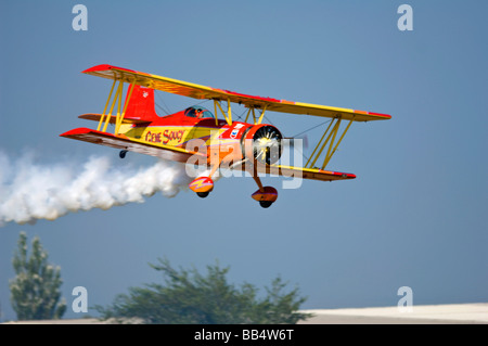 Gene Soucy effectuant en voltige biplan Grumman Showcat, Oshkosh 2006 Banque D'Images