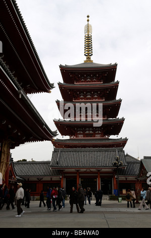 Une pagode de cinq étages dans les motifs de la Buddhist Temple Senso-ji, Asakusa, Tokyo, Japon, Asie Banque D'Images