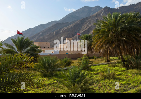 Village de Birkat Al Mawz et fort Bait Al Radidah à l'entrée de Jabal el Akhdar , Dhakiliya , région du sultanat d'Oman Banque D'Images