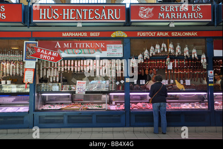 Salami stand au marché central de Nagycsarnokor Banque D'Images