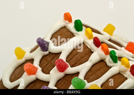 Angle de toiture d'une maison en pain d'Épices recouverte de glaçage et de bonbons Banque D'Images