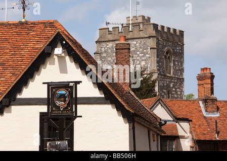 Angleterre Berkshire Bray Village St Michaels clocher de l'église au-dessus de Hinds Head pub Banque D'Images