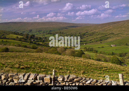 En regardant vers le Deepdale Dentdale Yorkshire Dales National Park Cumbria Banque D'Images