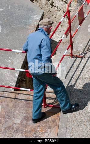 Vieil homme à en tenir en route, France. Banque D'Images