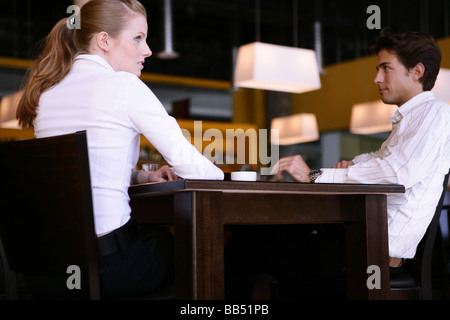 Un jeune homme woman relaxing in a cafe Banque D'Images