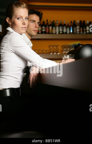 Jeune couple sont en attente dans un bar Banque D'Images