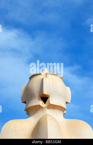 Cheminée sur terrasse toit de La Pedrera Casa Mila Bâtiment conçu par Antoni Gaudi Barcelone Catalogne Espagne Banque D'Images