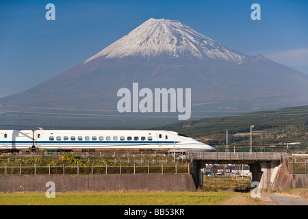 Shinkansen Bullet Train japonais et le Mont Fuji, Houshu, Japon, Asie Banque D'Images