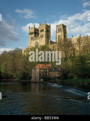 Cathédrale de Durham l'extérieur du sud ouest. Les deux tours occidentales et tour centrale avec la rivière de l'usure et de l'ancien moulin à foulon Banque D'Images