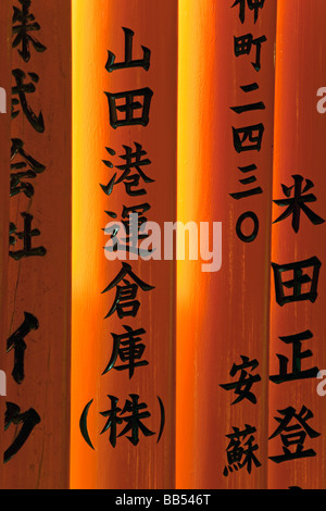 L'Asie, Japon, Honshu, région du Kansai, Kyoto, Fushimi Inari Taisha, culte Kanji japonais script écrit sur le torii gates détail Banque D'Images