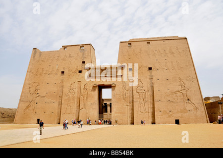 Le Temple d'Edfou temple égyptien situé sur la rive ouest du Nil la ville Edfu Apollonopolis Magna Banque D'Images