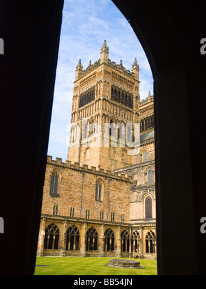 Une vue de la cathédrale de Durham à travers une vitre dans les cloîtres. Le comté de Durham North East England UK Banque D'Images