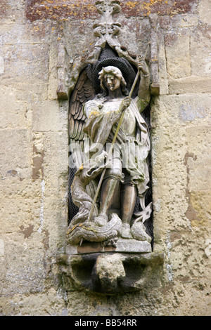 Envie de pierre de Saint Georges terrassant le dragon au St Michael et Tous les Anges Melksham Wiltshire, Angleterre Banque D'Images