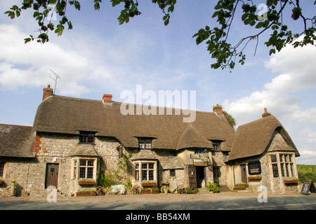 Wagon et chevaux country pub traditionnel avec un toit de chaume Beckhampton Marlborough Wiltshire Angleterre Banque D'Images