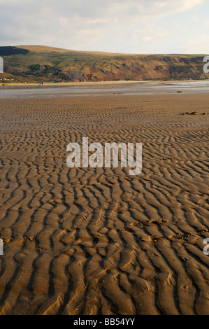 Gauche ondulations dans le sable par une marée descendante sur plage de Barmouth Banque D'Images