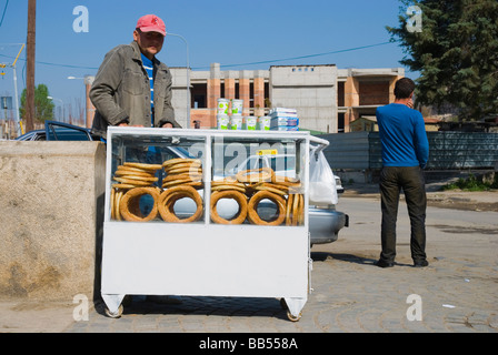 Pain de sésame et l'Ayran verre vendeur à Skopje Macédoine Europe Banque D'Images